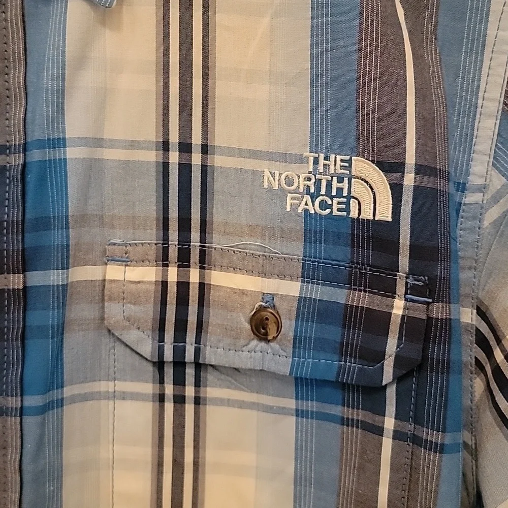 The North Face Short Sleeve Blue & White Button Down Shirt, Size M. NWOT